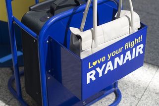 Cestující si do letadla s batohem přinesla lahev s vodou navíc. Stálo ji to 1500 korun - Novinky